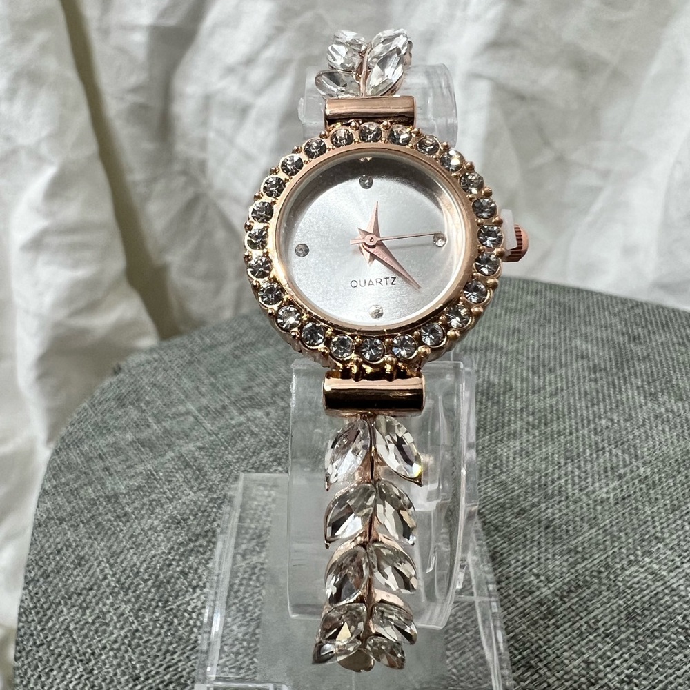Fashion Jewelry Rhinestone Quartz Watch W/ Adjustable Band Amazing Looking. - Picture 4 of 11